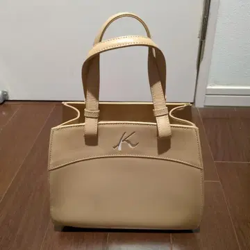 베이지 K 로고 핸드백