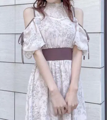 NOMAE 컷 아웃 리본 꽃무늬 원피스