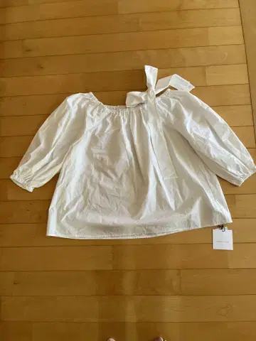 CAPPICIEU LEMAGE 택 포함 새상품 오프숄더 화이트 셔츠 리본