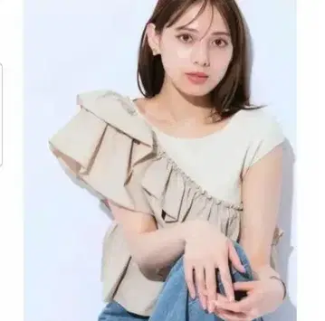 Mystrada 프릴 장식 베이지 반팔 상의