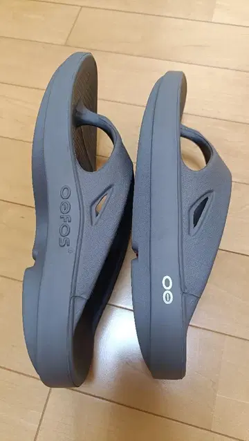 OOFOS 그레이 비치 샌들 거의 새상품