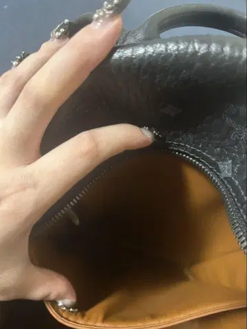 엠씨엠 블랙 가죽 백팩
