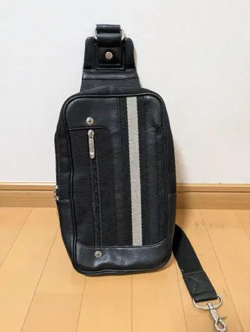 [ TAKEO KIKUCHI ] 새상품급 다케오 키쿠치 원숄더 바디백