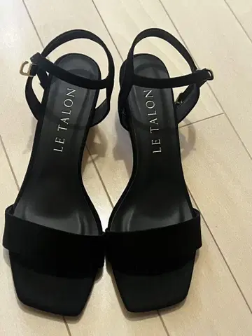 LE TALON 블랙 샌들 5cm 힐