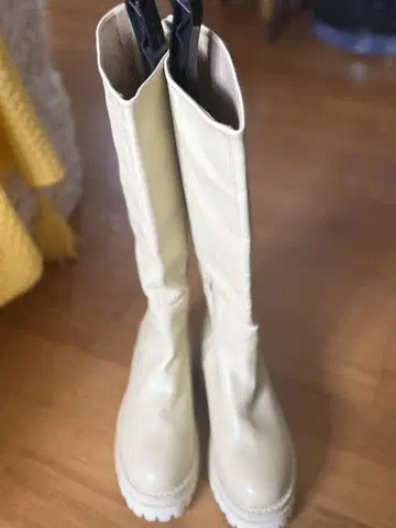 크림색 통굽 롱 부츠