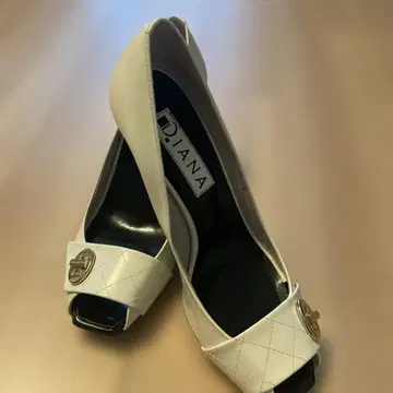 D.IANA 화이트 오픈토 신발