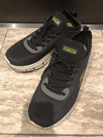 SKECHERS GOrun 블랙 스니커즈