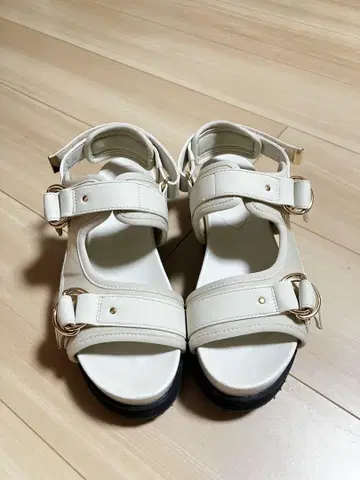 개럴개런트 2.718 화이트 통굽 샌들 조정 가능한 백 스트랩