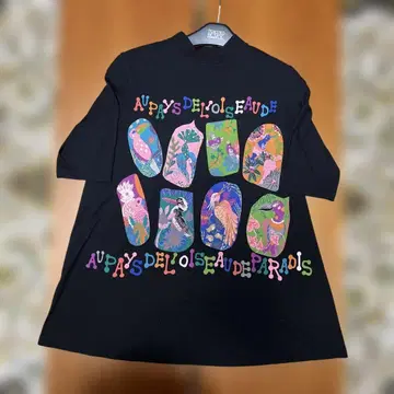 컬러풀 프린트의 블랙 5부 소매 T셔츠
