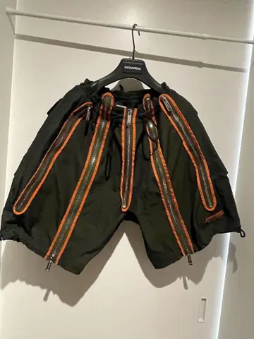 정품 새상품급 DSQUARED2 숏팬츠 48