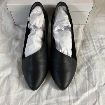 위즈위즈 비대칭 펌프스 24 블랙