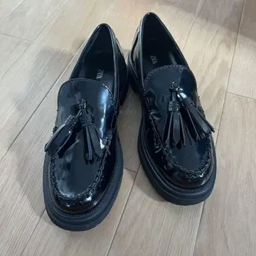 자라 에나멜 태슬 로퍼