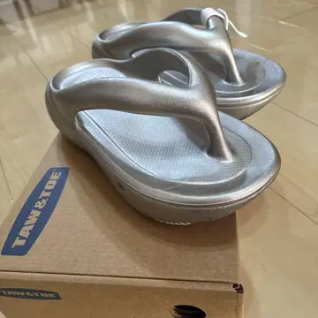 TAW & TIE 실버 플립플랍 24cm 통굽