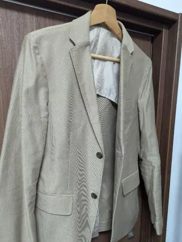 베이지 블레이저와 팬츠 세트