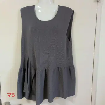 UNITED ARROWS 슬리브리스 불규칙 페플럼 니트