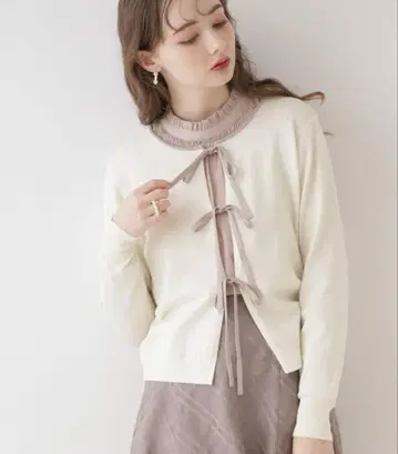 Couture Brooch 앞뒤 2WAY로 즐기는 배색 리본 가디건 상의