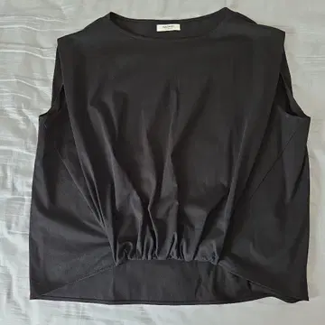 MACPHEE 블랙 슬리브리스 티셔츠