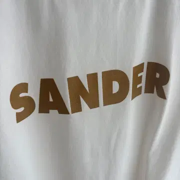 SANDER 화이트 x 골드 반팔 티셔츠 착용컷의 BLACK은 없습니다