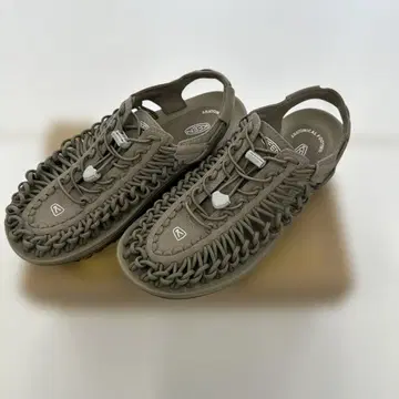 새상품 미사용 KEEN 스포츠 샌들 그레이 뜨개질 디자인 27cm