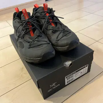 ARC'TERYX 어프로치 신발 블랙/빨간색