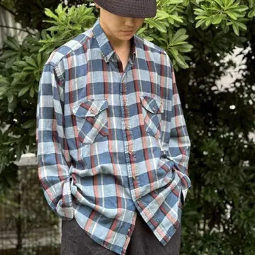 플란넬 셔츠 파랑과 빨강 체크 무늬