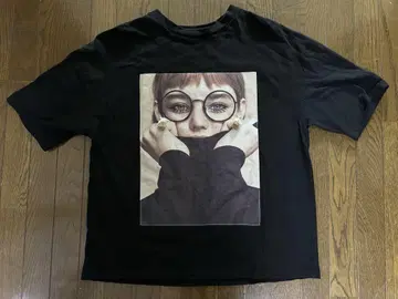 야마다야 그랜드 테이블 블랙 티셔츠 여성 얼굴 디자인