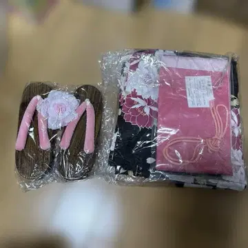 꽃무늬 블랙 베이스 유카타, 오비, 일본 나막신 세트 미개봉품