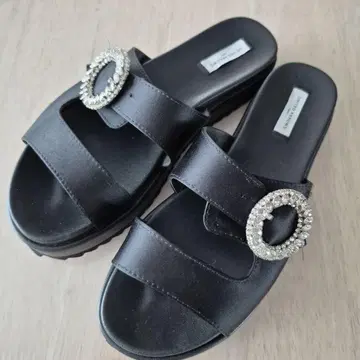 UNITED ARROWS 비쥬가 달린 블랙 샌들