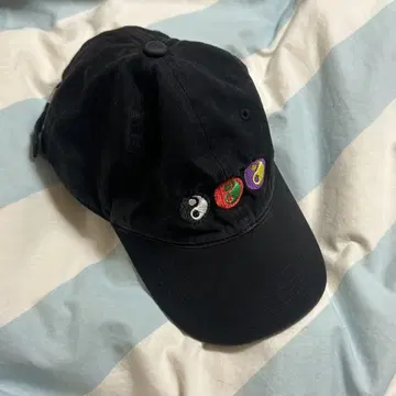 고샤 루브친스키 블랙 캡 모자