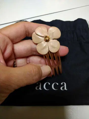 acca 꽃 모양 빗 베이지