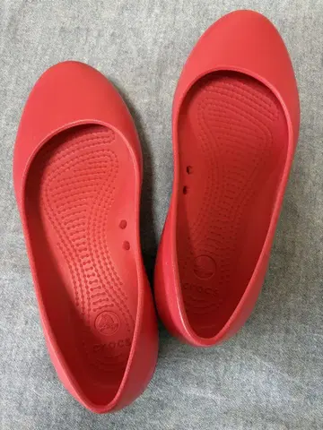 CROCS 카디 레드 플랫 발레 슈즈 23.0~23.5