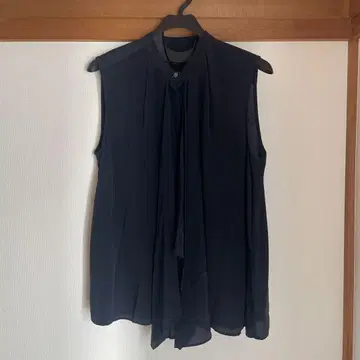 Ballsey 슬리브리스 블라우스