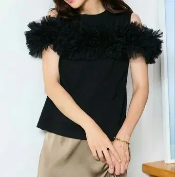 프릴 오프숄더 블랙 오픈 프릴 T SM 사이즈