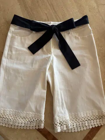 화이트 하프 팬츠 레이스 밑단 블랙 리본 포함