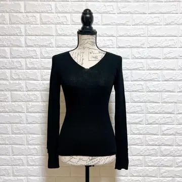 핑키 앤 다이앤 울 100% V넥 블랙 니트 38 새상품급 골드 버튼