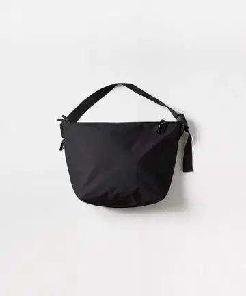 완판 meltum NYLON MESSENGER BAG BLACK