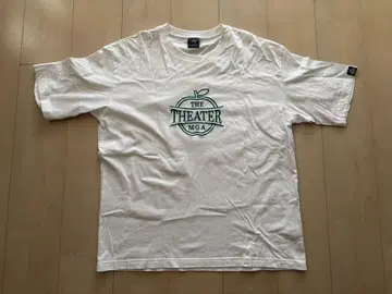 GU 미세스 콜라보 THE THEATER MGA 자수 로고 티셔츠