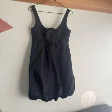 ALEXIA ADMOR NEW YORK 블랙 슬리브리스 플라워 모티브
