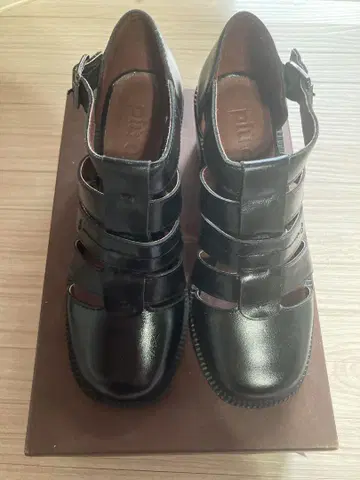 [ SALE ] ROSE BUD piucomoda 퓨코모다 구르카 샌들