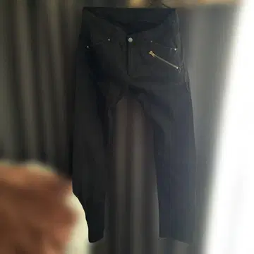 블랙 슬림 핏 팬츠 지퍼 포켓 부착
