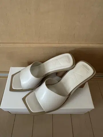 화이트 스퀘어 토 샌들 미들힐
