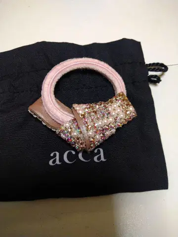 acca 비쥬가 달린 헤어 밴드 핑크