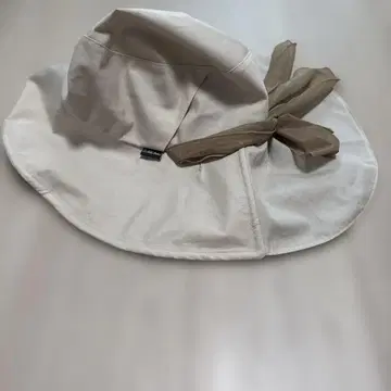 베이지 리본 포함 모자