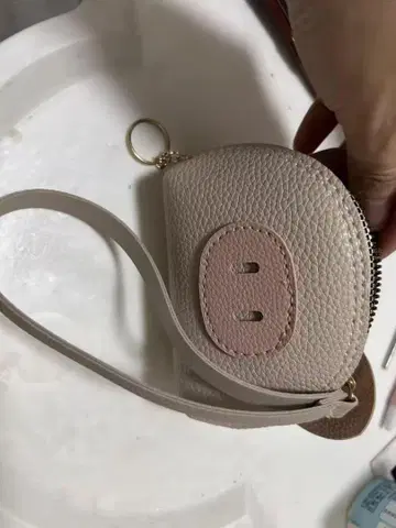 귀가 달린 베이지 코인 케이스