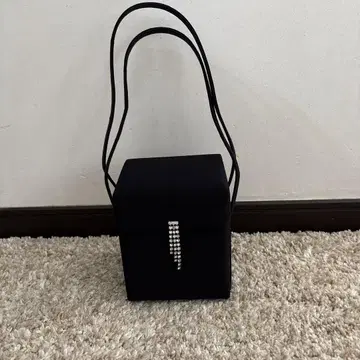 WAKO 비쥬가 달린 블랙 박스 백