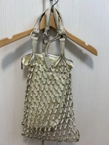아니에스 베 보야주 디자인 핸드백 크림색