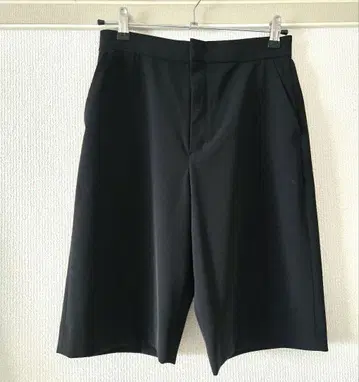 블랙 숏 팬츠 앞뒤 포켓 부착