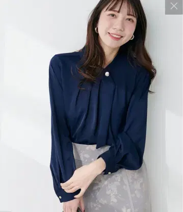 natural couture 금장 버튼 아지메 넥 보타이 블라우스 네이비