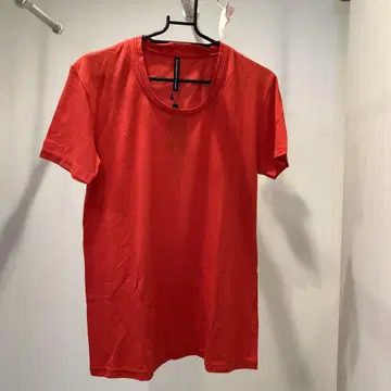 [새 상품] BUCKBARRETT 레드 티셔츠