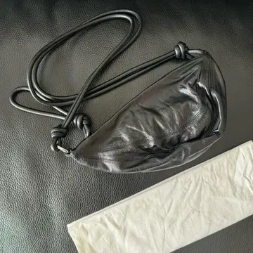 드리스반노튼 가죽 숄더백 새상품급